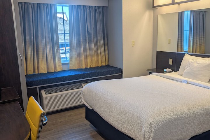 Room 6 of 26