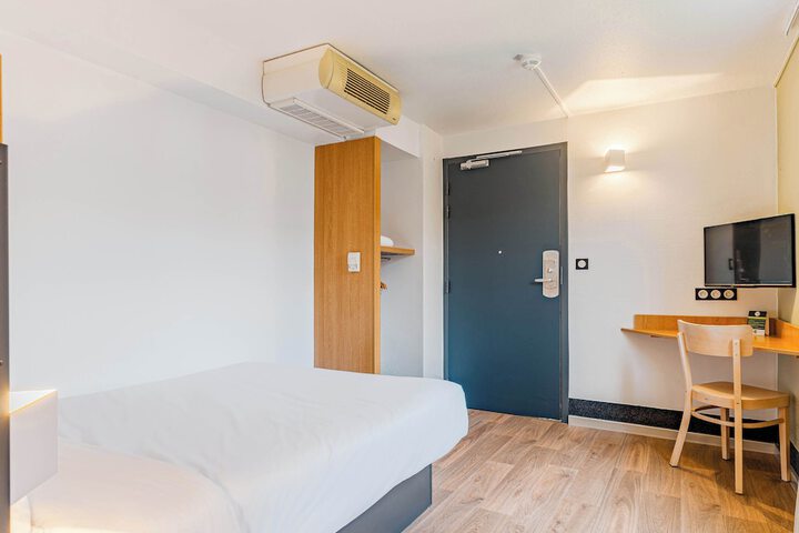 Room 10 of 34