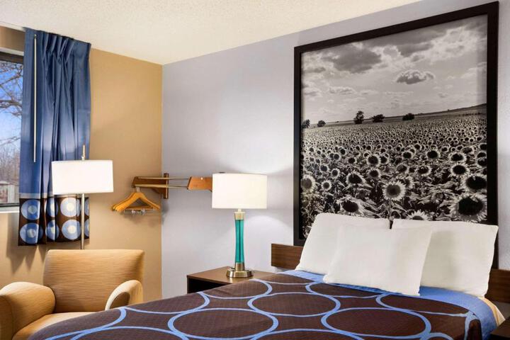 1 Queen Bed (1 of 3)