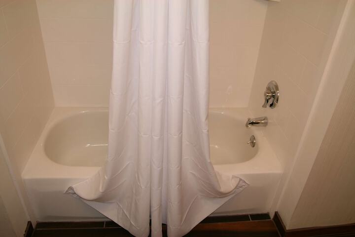 2 Queen Beds with Refrigerator (4 of 5)