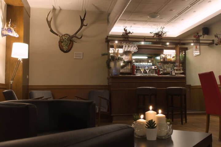Lounge 36 of 49