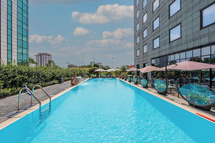 Hotel Pool