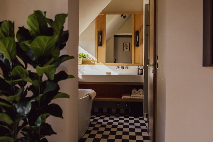 Room 16 of 48