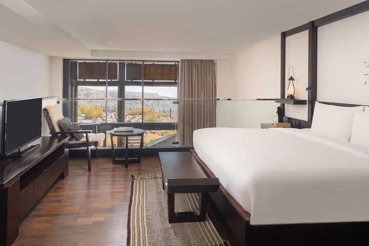 Room 33 of 318