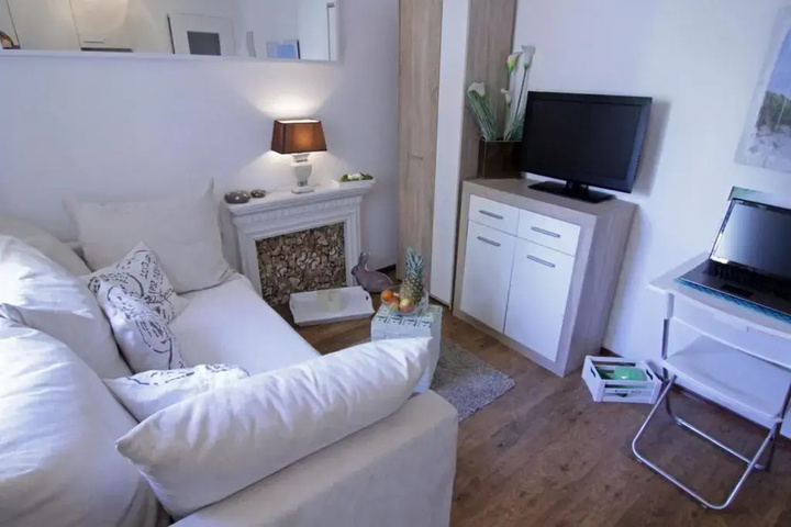 Room 2 of 10