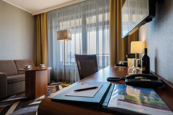 Room 16 of 77