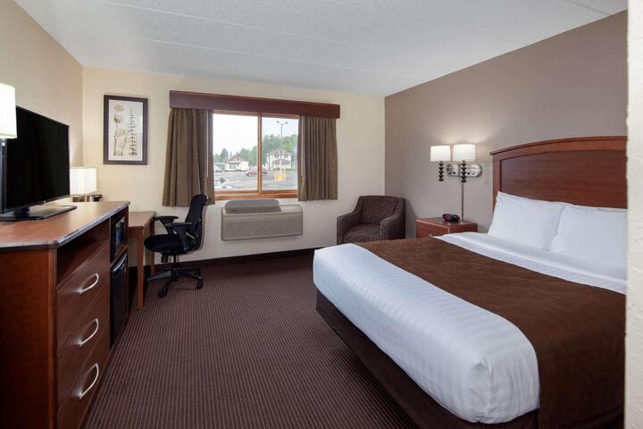 1 Queen Bed (6 of 17)