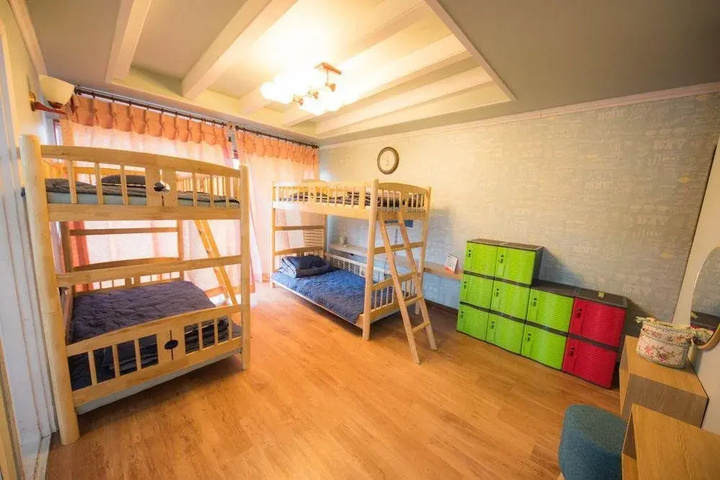 Room 4 of 17
