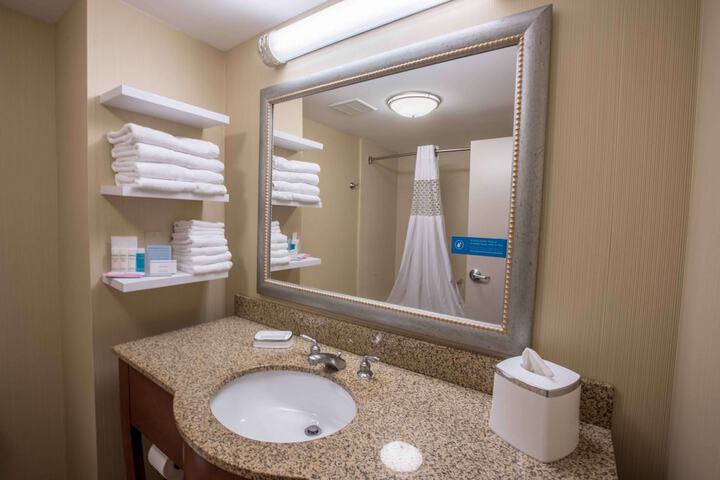 2 Queen Accessible with Tub Connecting (9 of 10)