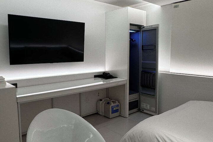 Room 8 of 34