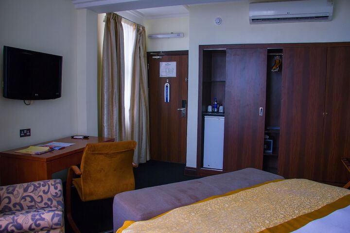Room 9 of 115