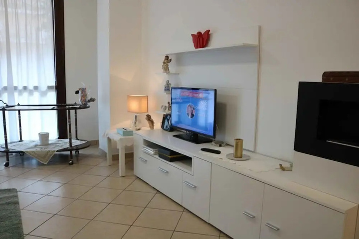 Room 5 of 16