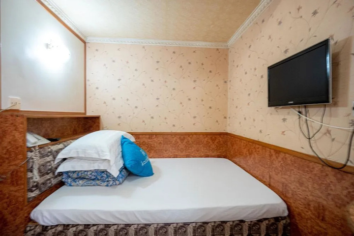 Room 6 of 10