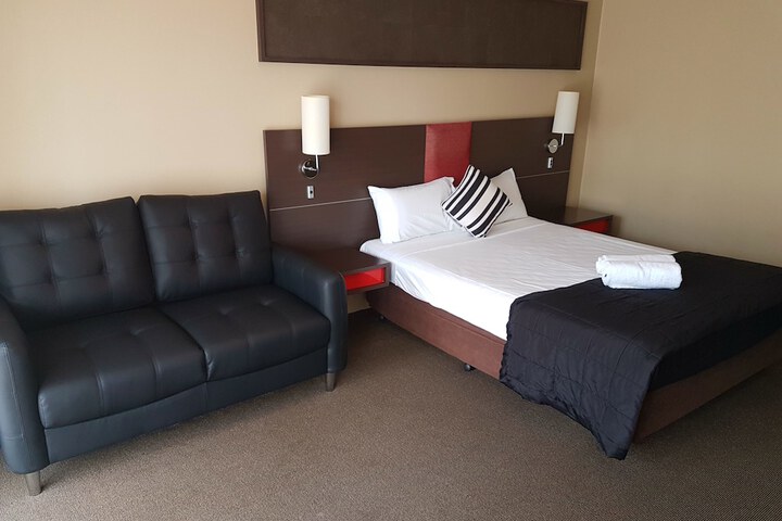 Room 33 of 136