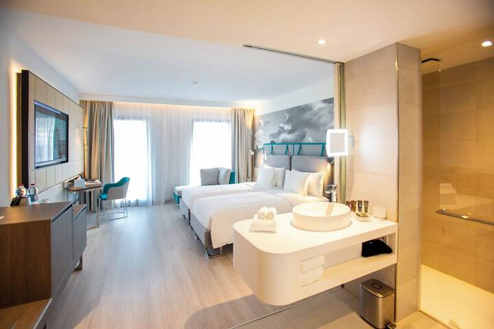 Room 8 of 150