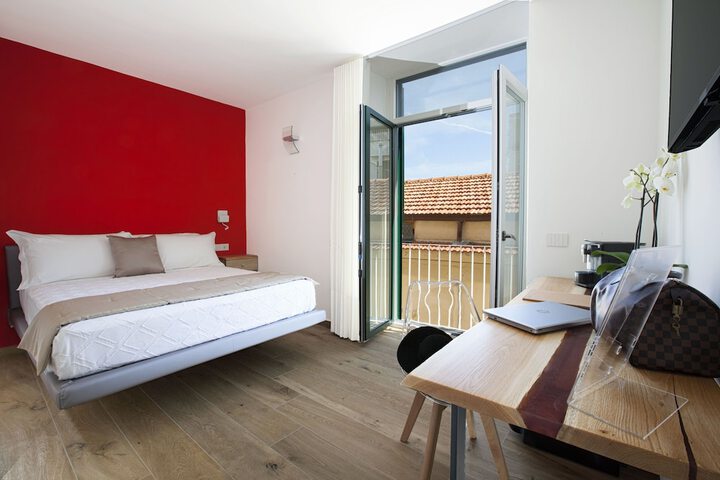 Room 4 of 77