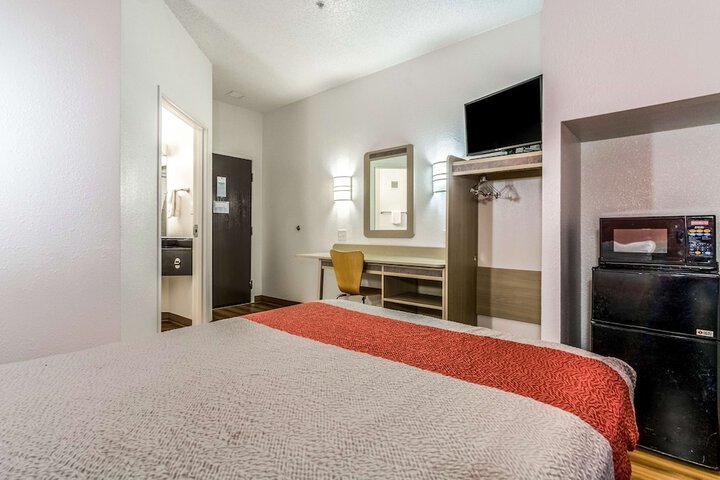 Room 11 of 38