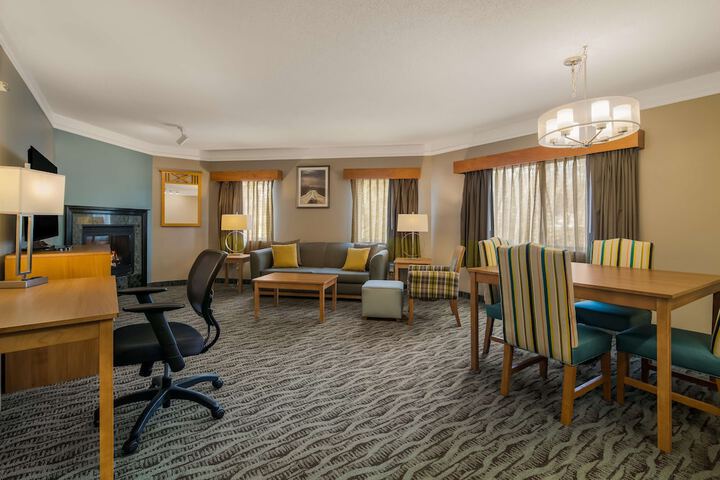 1 King Bed Business Plus Room, Microwave, Refrigerator Full Breakfast (14 of 36)