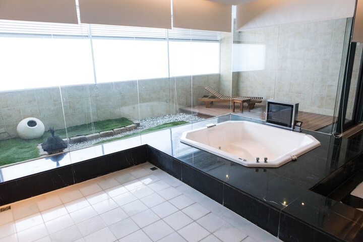 Hot Tub 70 of 81