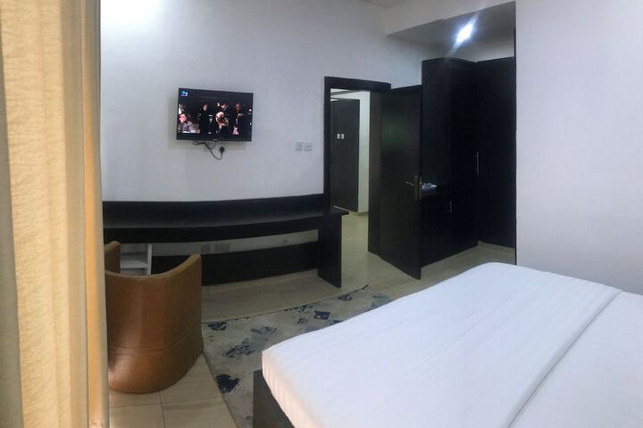 Room 6 of 66