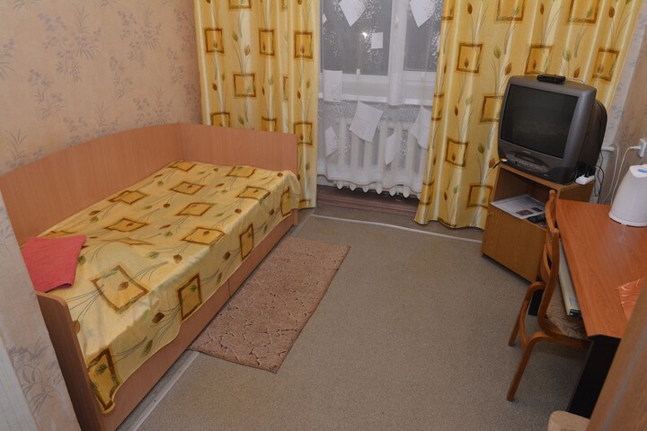 Room 6 of 100