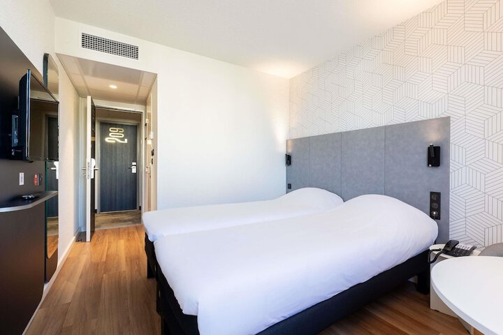 Room 27 of 102