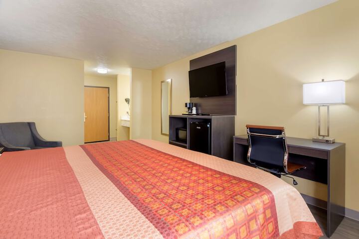 1 King Bed (3 of 11)