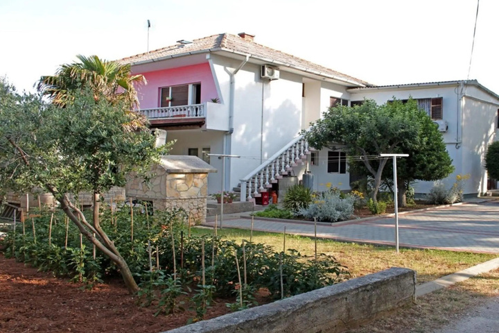 Vinko big Terrace and Grill Sa6crveni
