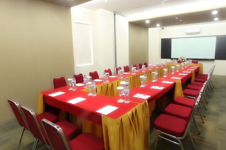 Ballroom/Hall 20 of 24
