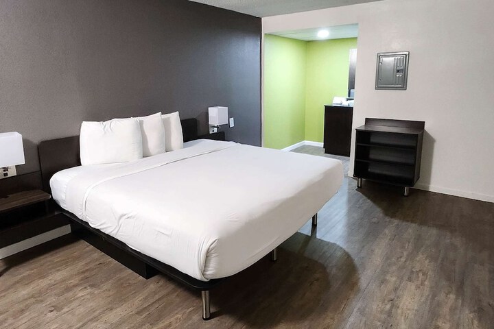 1 King Bed Micfridge (3 of 8)
