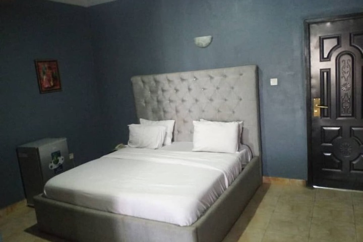 Room 10 of 14