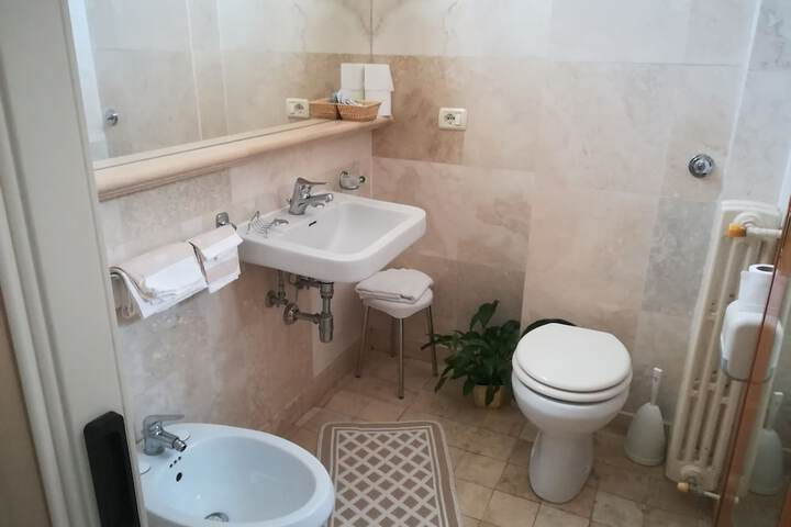 Room 10 of 20