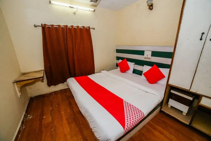 Room 6 of 12
