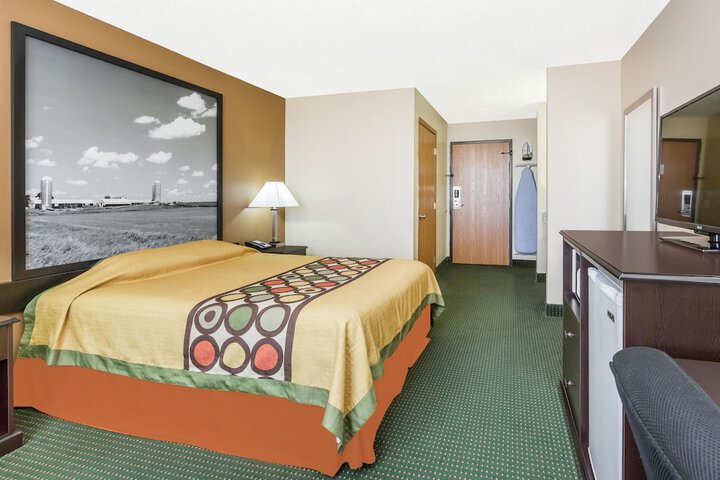 1 Queen Bed (10 of 12)