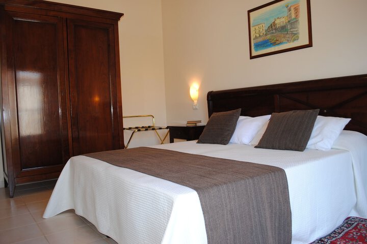 Room 5 of 16