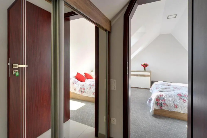 Room 4 of 18