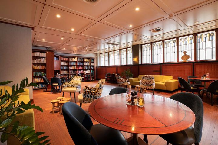 Lounge 123 of 132