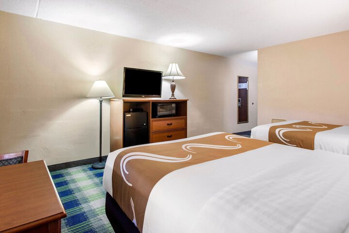 2 Queen Beds (1 of 6)
