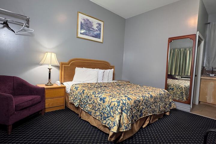 Comfort Room 1 King Bed (4 of 9)