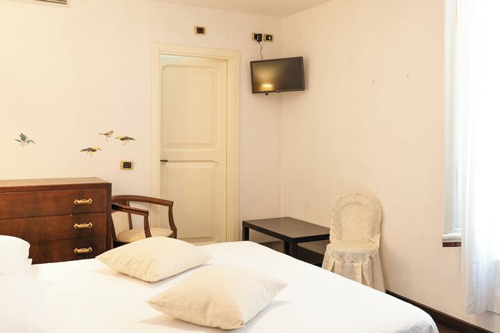 Room 9 of 48