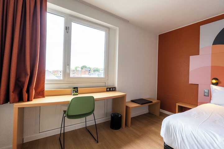 Room 7 of 77
