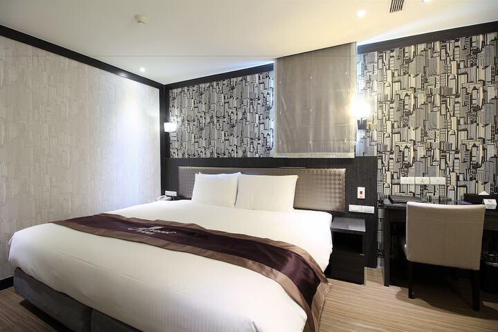 Room 27 of 64