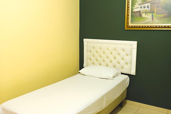 Room 5 of 9
