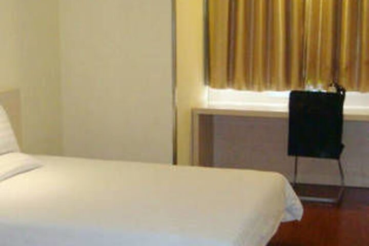 Room 4 of 61
