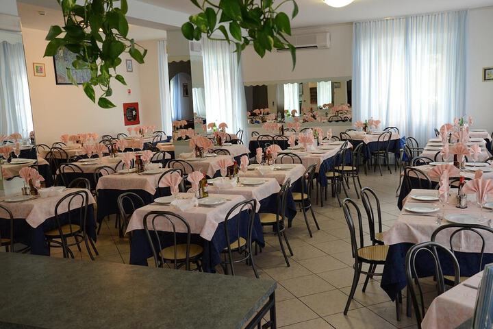 Dining 37 of 61