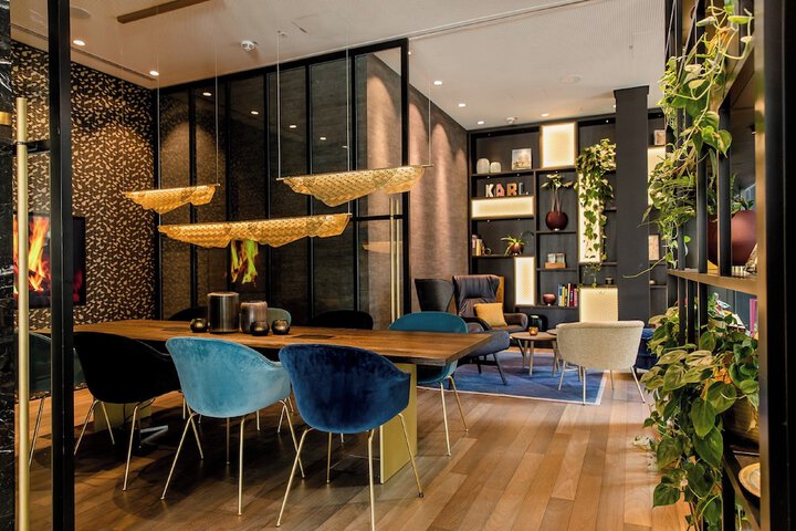 Lounge 23 of 41