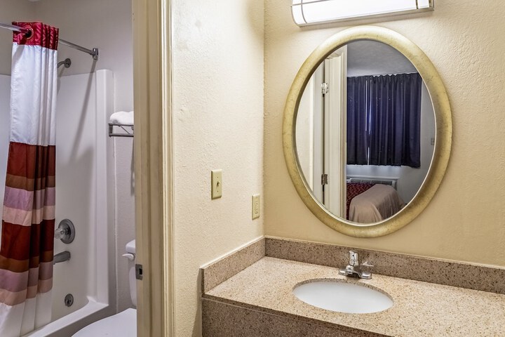 Deluxe Queen Bed (4 of 9)