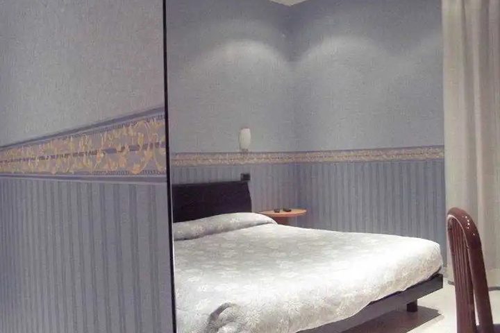 Room 6 of 13