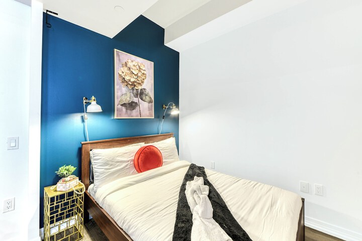 Room 210 of 652