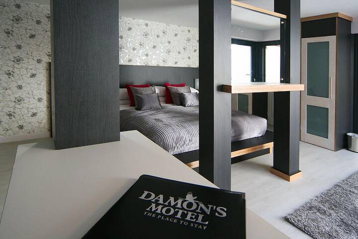 Room 32 of 43